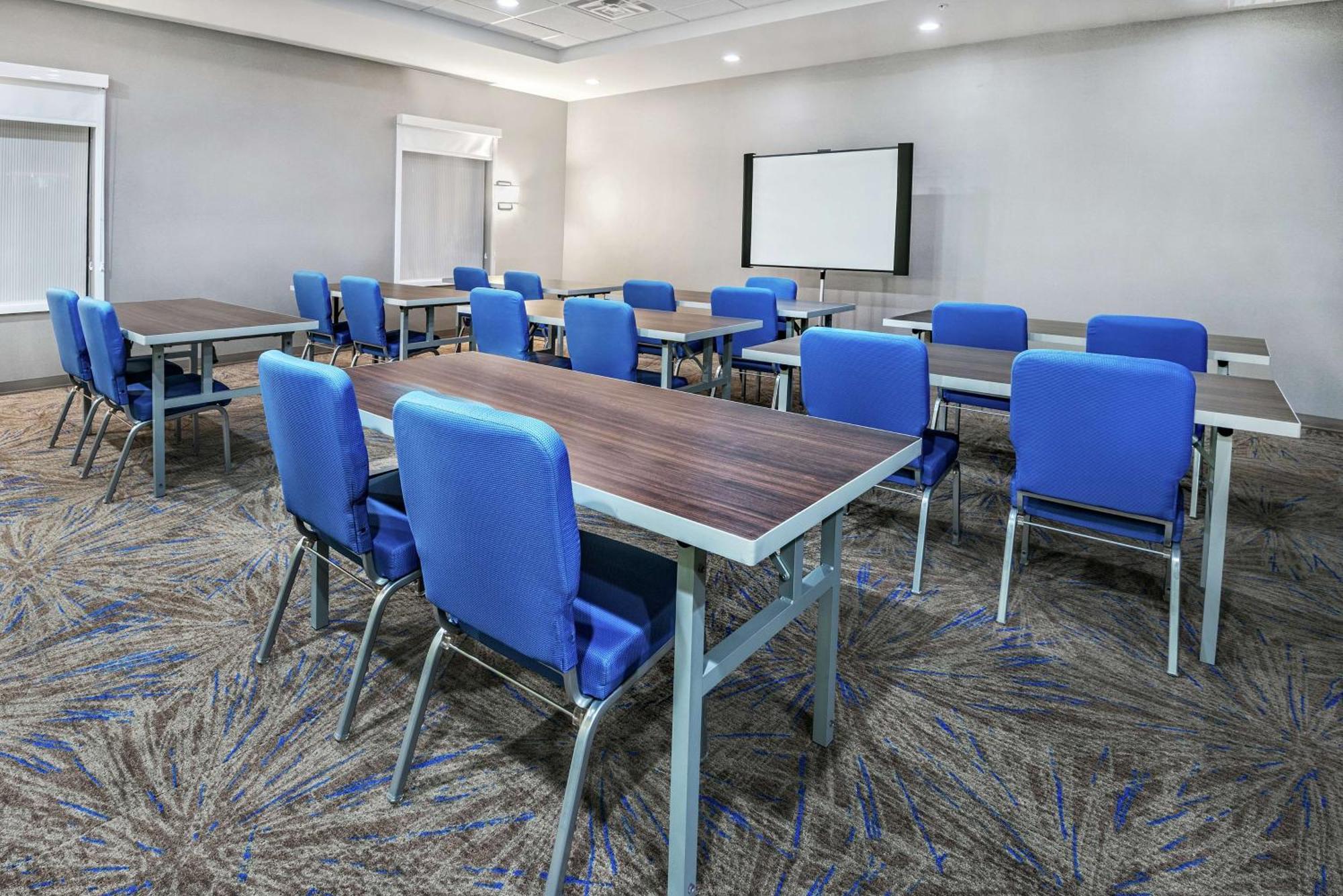 Home2 By Hilton Airport 3*